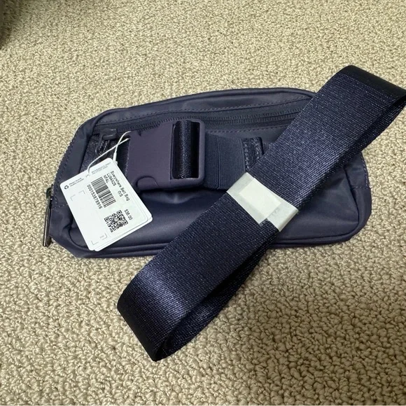 NWT LULULEMON BELT BAG 1L NIGHTFALL - Picture 3 of 4